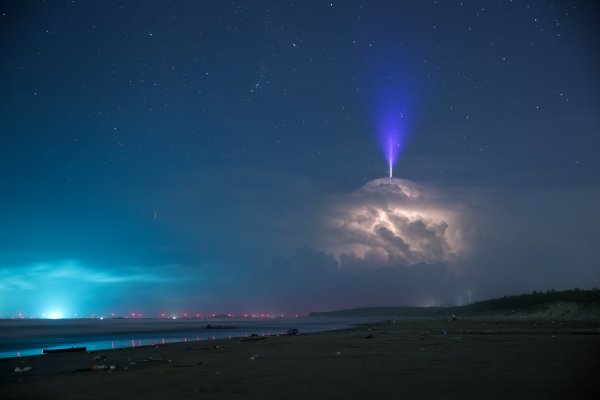 括普投资 概率小于万分之一！广东摄影师拍到“蓝色喷流闪电”