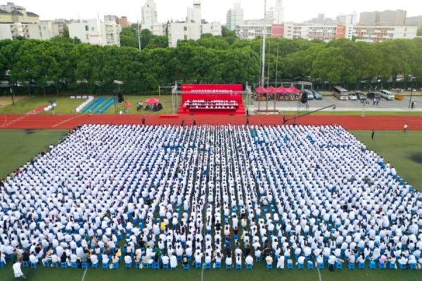 宝牛配 以巨幅“情书”告白，携生命敬畏拥抱AI 上中医三千新生在铿锵誓言中启航